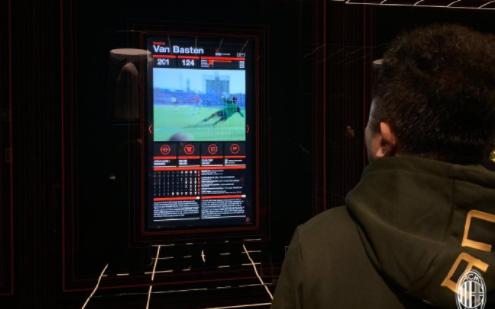 ac米兰标志性开场球迷助威,AC米兰新援德斯特