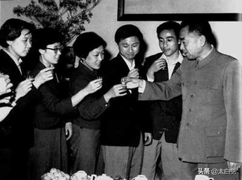 记录“人民总理”周恩来光辉一生的15张老照片