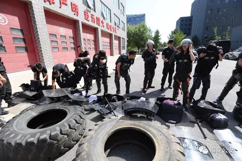 特警训练遭群众围观,特警魔鬼式训练