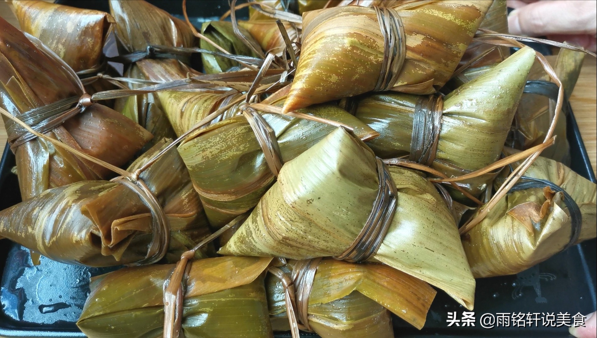 手把手教你包肉粽子，还不会的都看看，学会包给家人吃，咸香软糯