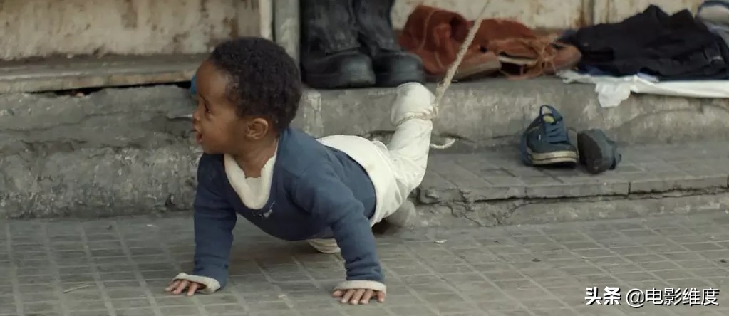 12岁男孩扎因在贫民窟挣扎求生，最后起诉父母生而不养！