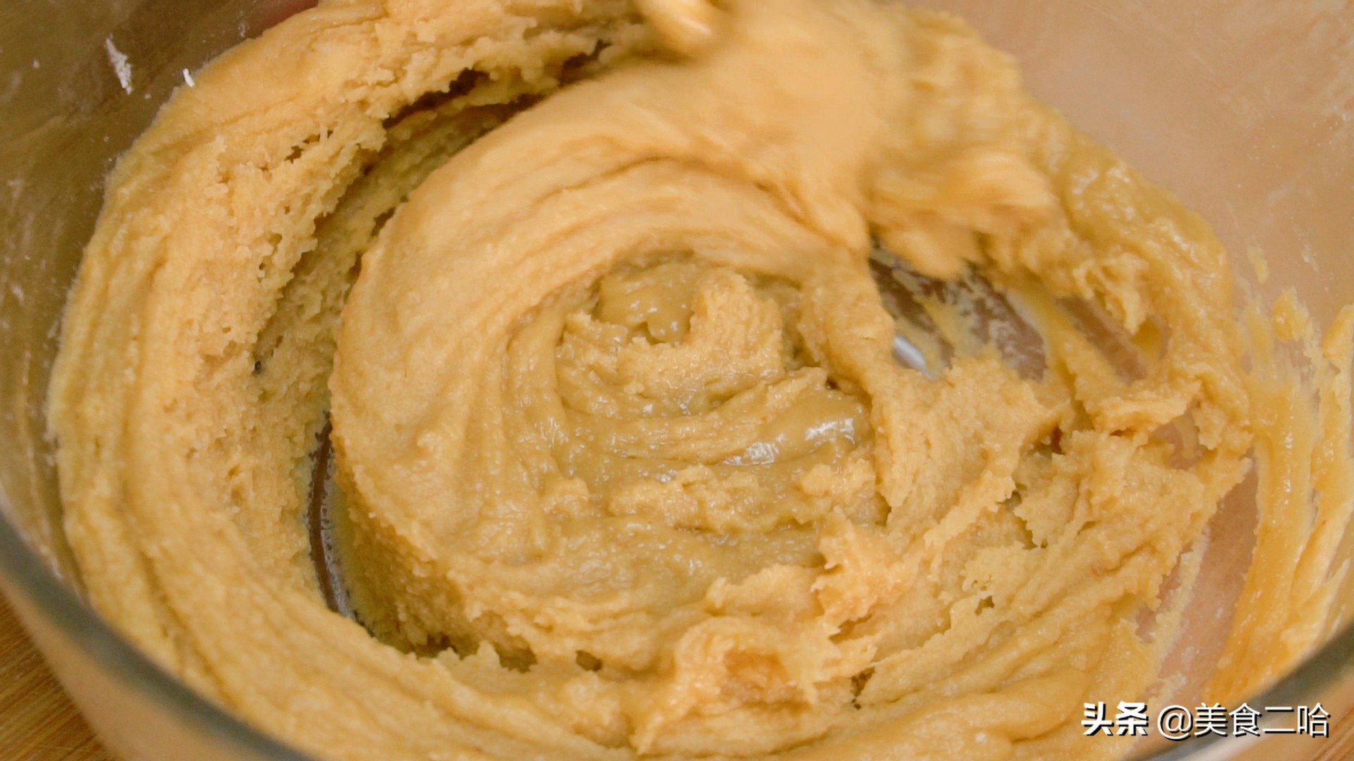 面点师饼皮酥脆的和面方法,面点师教你做油炸饼的视频教程