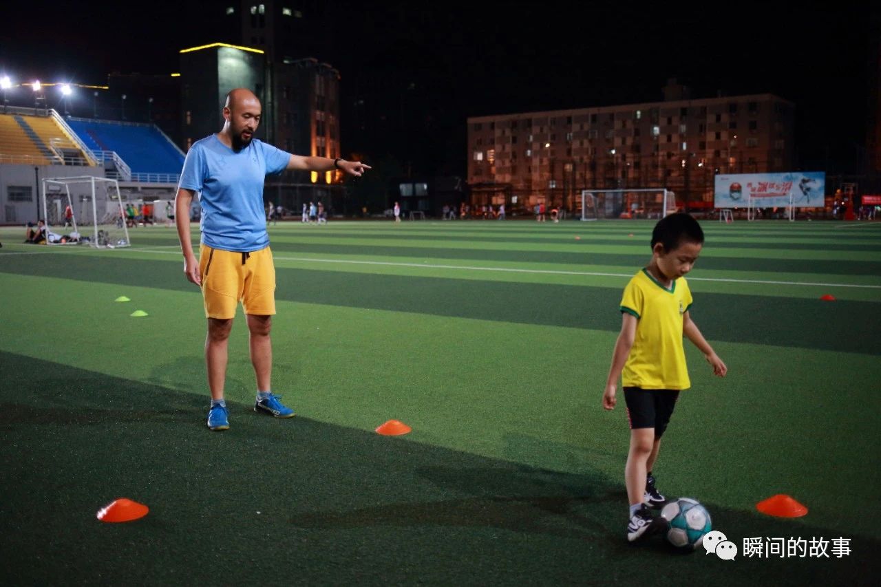 晚上的少年足球训练（一）