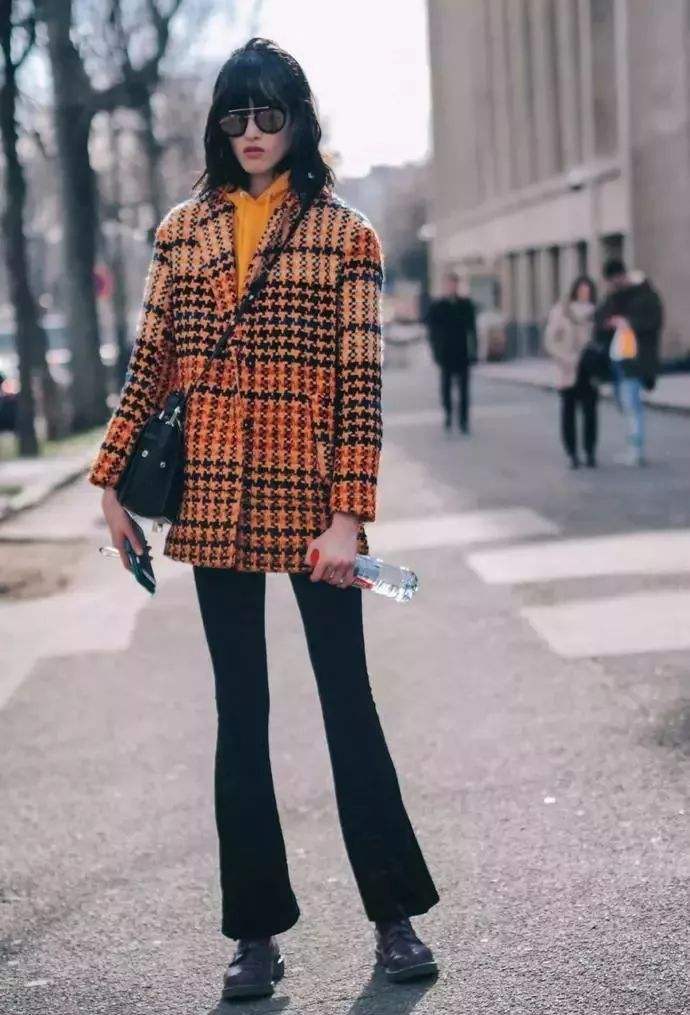 阔腿裤和喇叭裤哪个更时尚 (阔腿裤垂直感开叉喇叭裤)