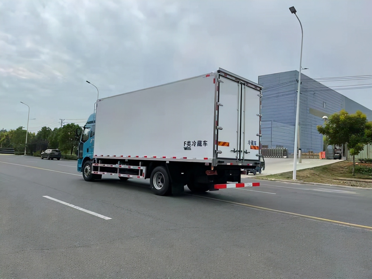 解放j6g6.8米冷藏车加什么油,解放j6l7米4冷藏车国6