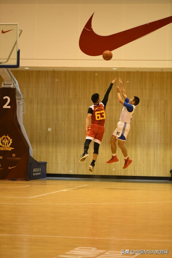 篮球友谊赛丨汇丰对阵中欧，一分险胜