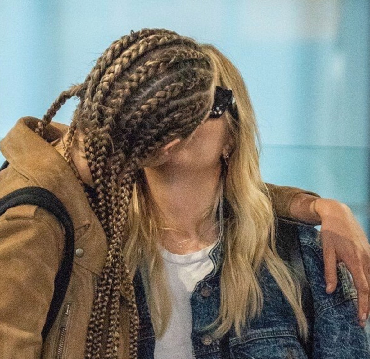 甜！英国贵族超模爱上美国女演员，机场热吻，狂撒狗粮