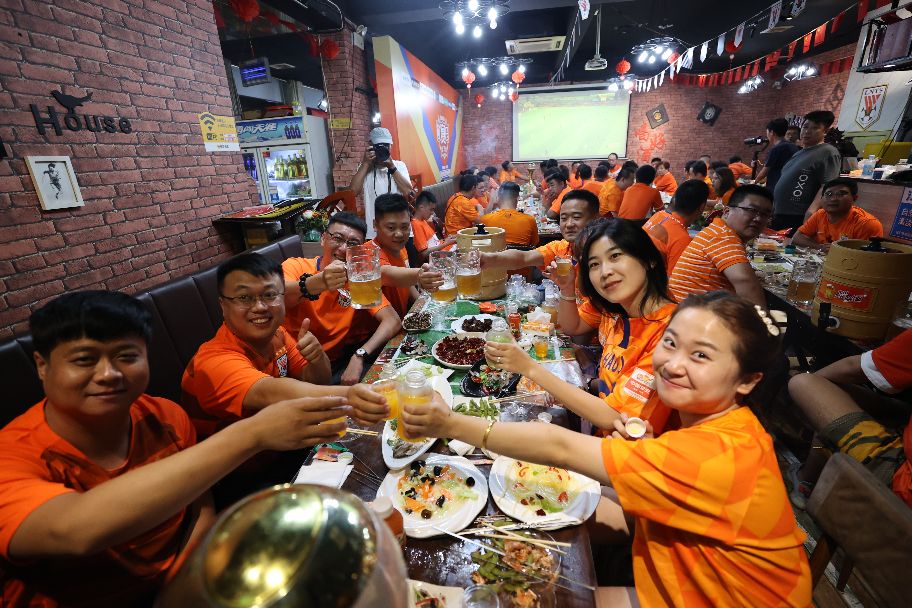 “第二现场”与球队同在，橙色火焰为球队助威