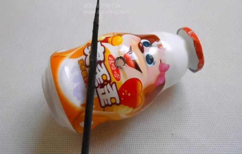 能飞的手工飞机制作幼儿园,国庆幼儿园手工制作飞机图文