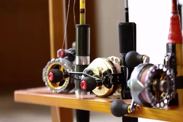 为钓鱼建房子,为了钓鱼在河边盖了房子