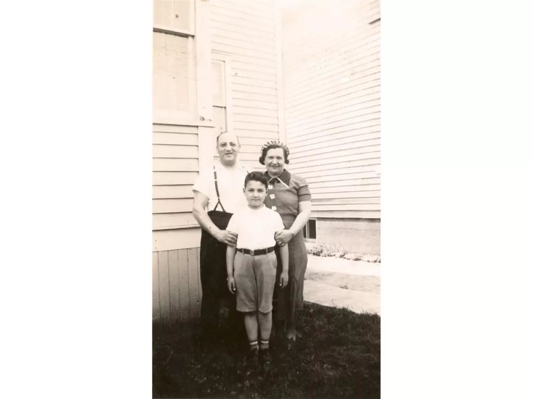 LV韩国开新店上热搜，网友：怎么这么丑？设计师：我乱来的