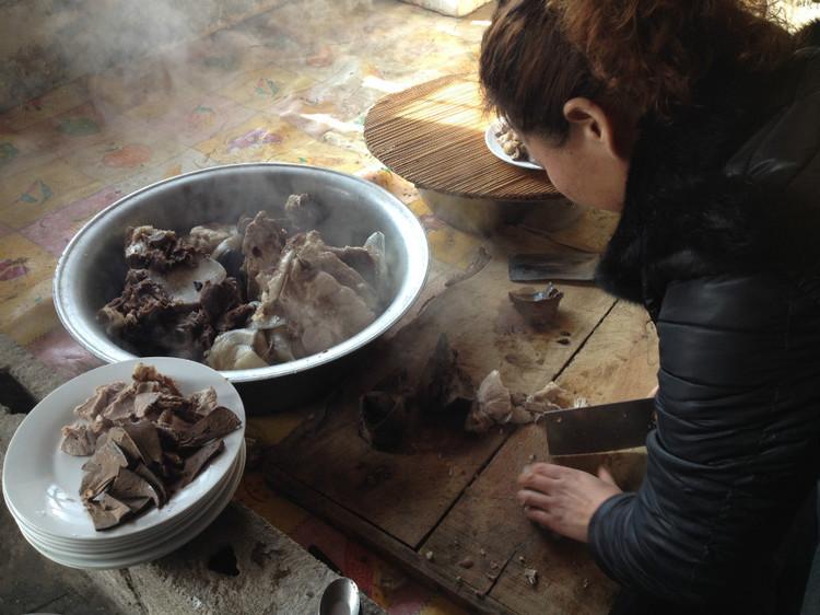去东北哪里吃杀猪菜最正宗,东北杀猪宴完整