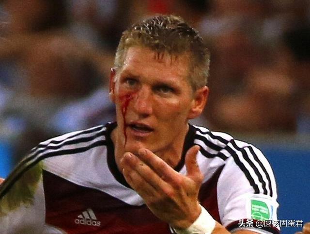 德国队队长诺伊尔和哈弗茨,诺伊尔挑球过哈弗茨