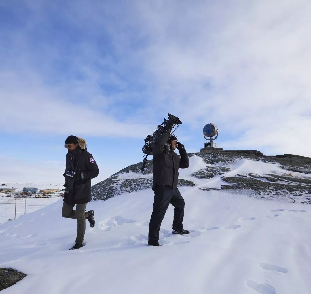 李佳琦推荐的万元羽绒衣20秒卖光，中国消费者真的“不差钱”？