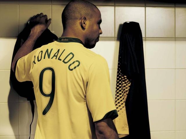 有头球的大罗是不是足坛最强前锋,大罗是最好的前锋吗