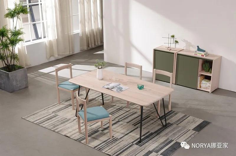 在客厅吃饭才能感觉到舒服,在客厅吃东西和饮料