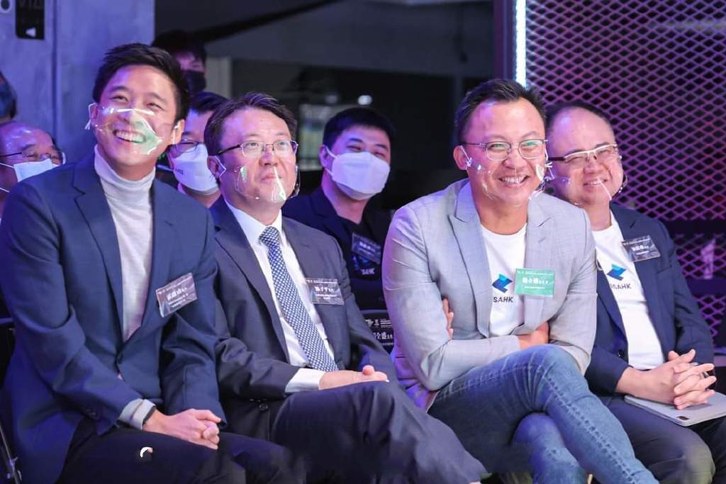 郭晶晶小叔子出席活动，穿蓝西装搭配小白鞋，被网友吐槽颜色不搭