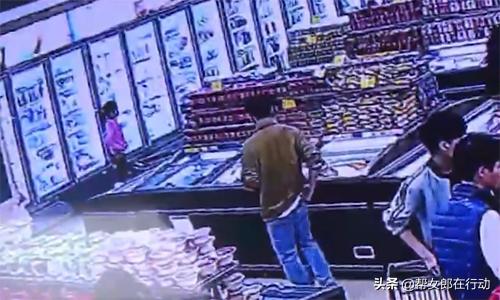 男子单身太久，为寻刺激疯狂*拍偷**女性*体下**，手机存400多个视频