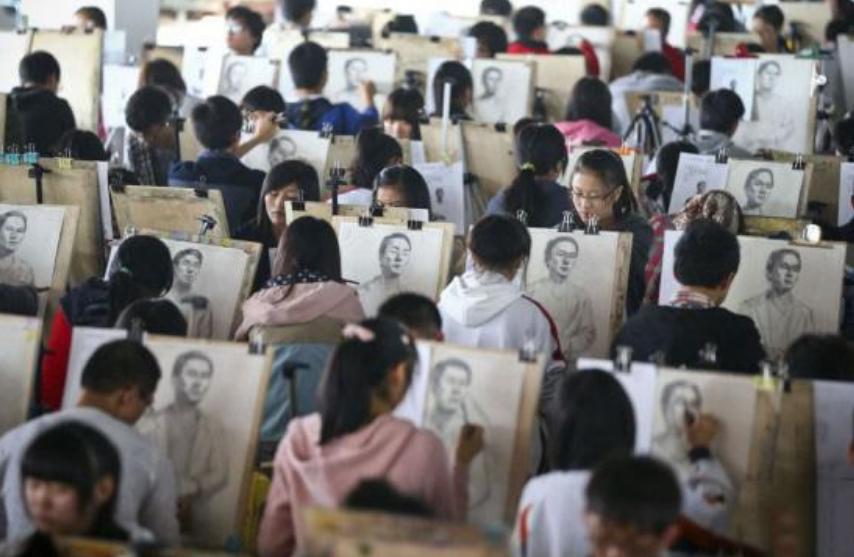 艺术生考大学容易,艺术生大学毕业出来就业前景广吗