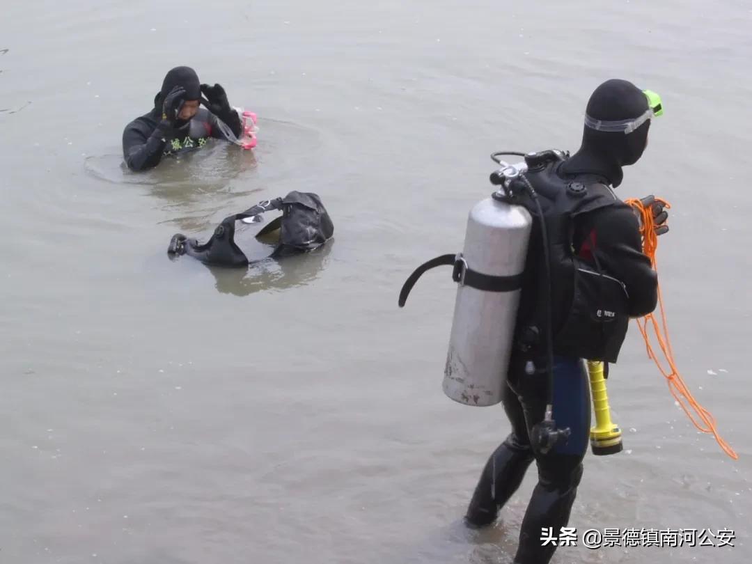 警察下水道寻找尸体,在水下找到尸体