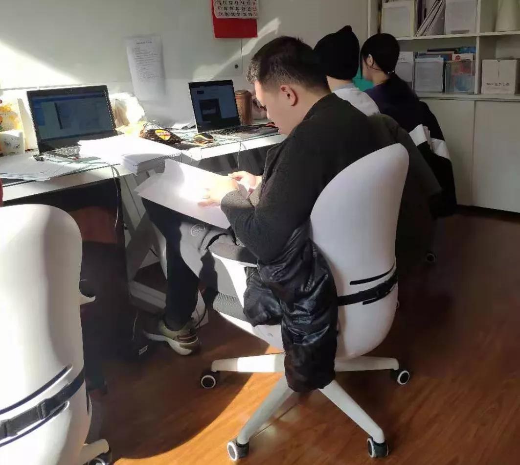 很难吗?25岁自闭症男生成为办公室白领后,妈妈有话说