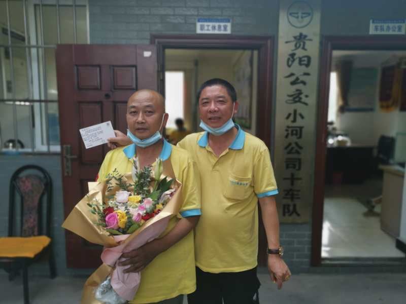 “师傅们辛苦了!”十九中师生给公交师傅送来鲜花贺卡