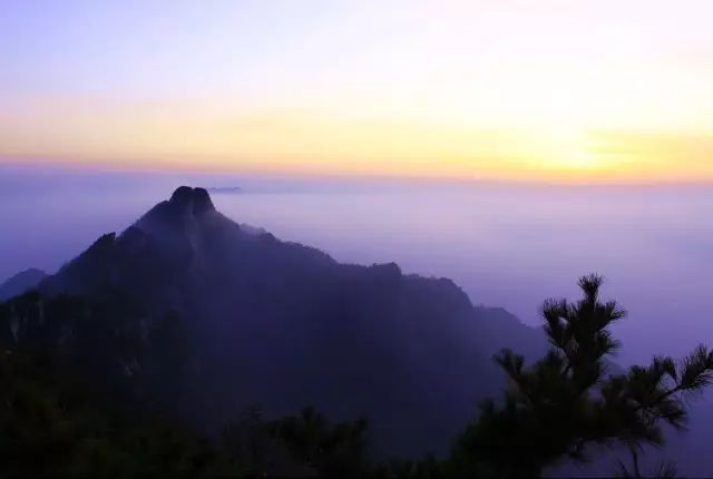 和老君山相媲美的有哪几座仙山,与老君山隔山相望的白云山