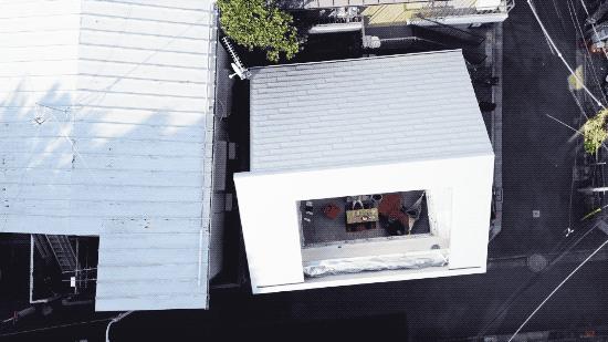 他在市中心建了一座房，38㎡住一家五口，居然没屋顶？