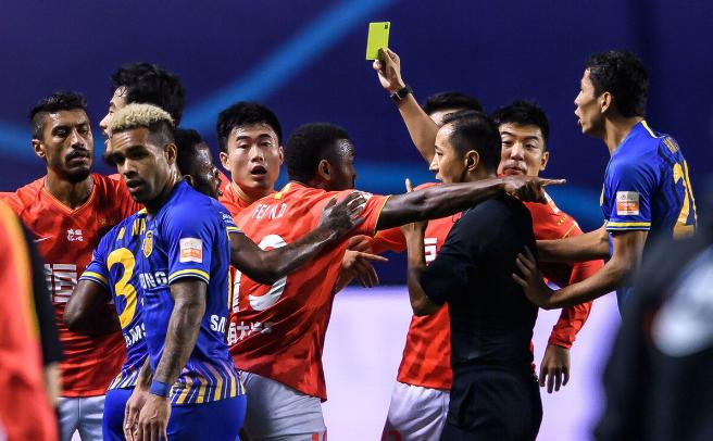 中超裁判冲突事件,中超22人全部参与冲突