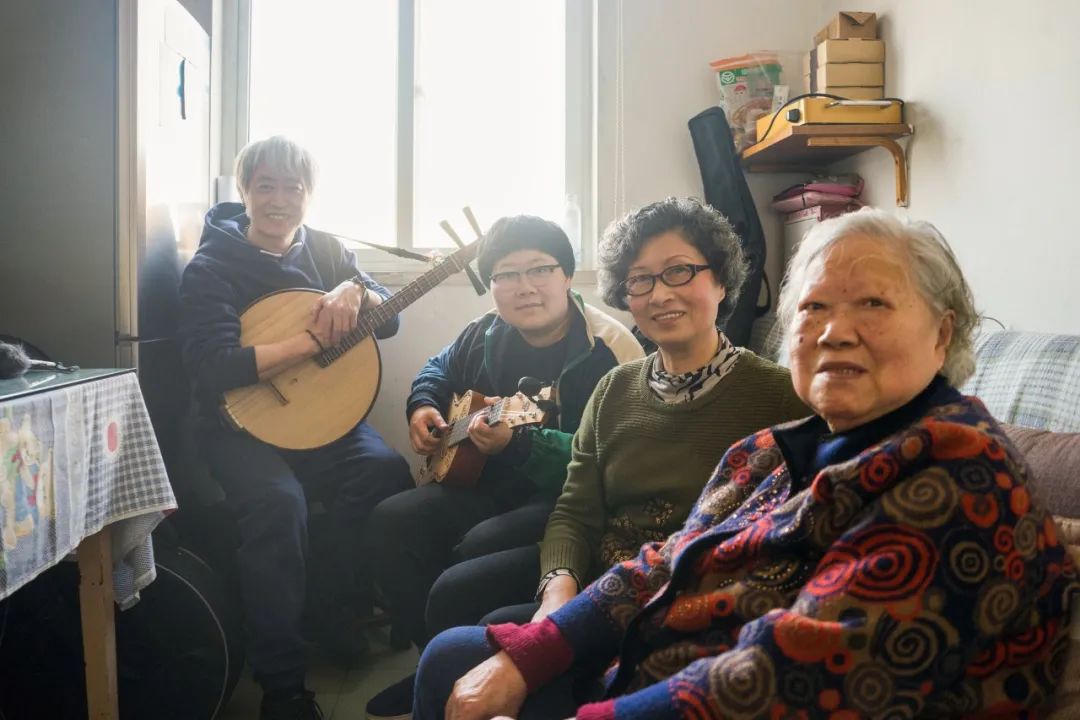 一个中年鬼才，整天逛公园，缠着大爷大妈给他唱歌