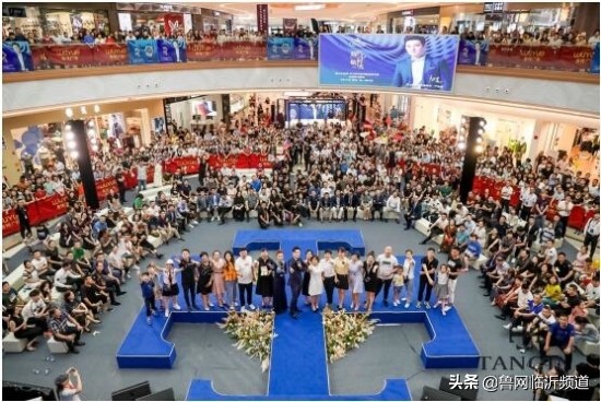 严屹宽参加华为发布会,严屹宽正装皮鞋