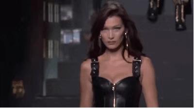 超模bellahadid现场喷制礼服,bellahadid变身复古摩登女郎