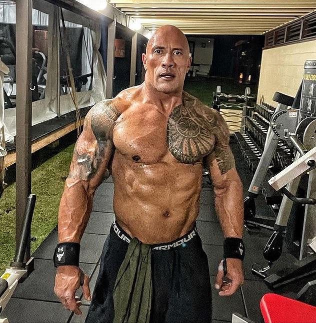 49岁巨石强森街头被拍,巨石强森健身真人秀