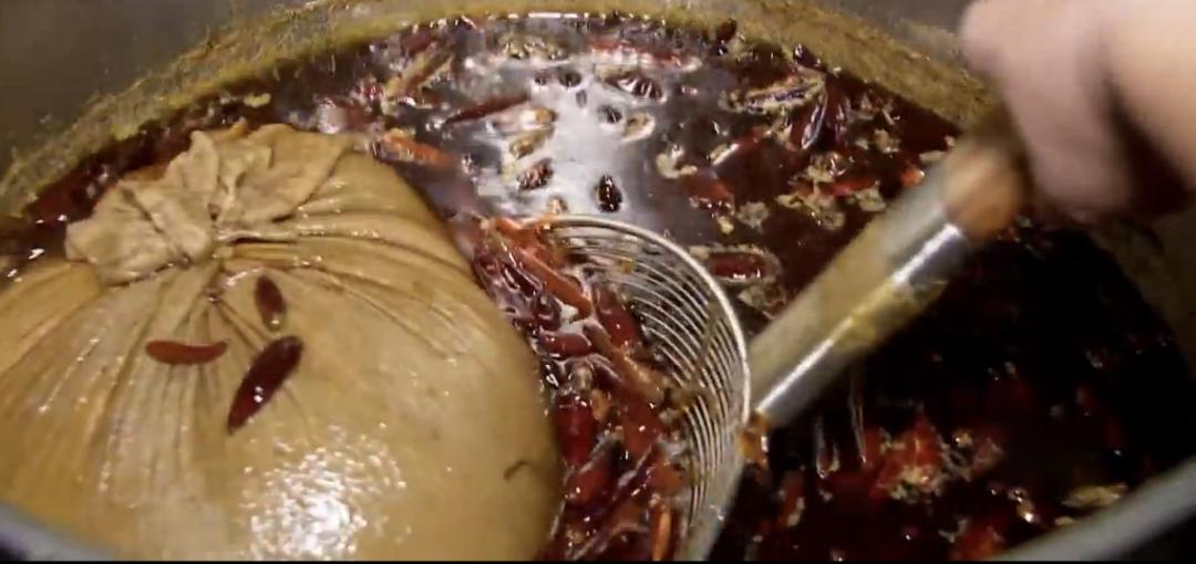 农村小伙养了十只黑鸡,回乡养本地黑鸡的90后小伙