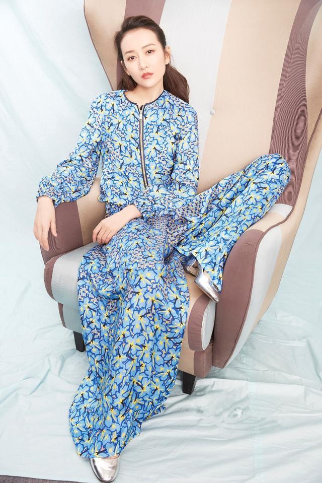 王鸥机场高腰裤,王鸥穿白色连体裤给人感觉如何