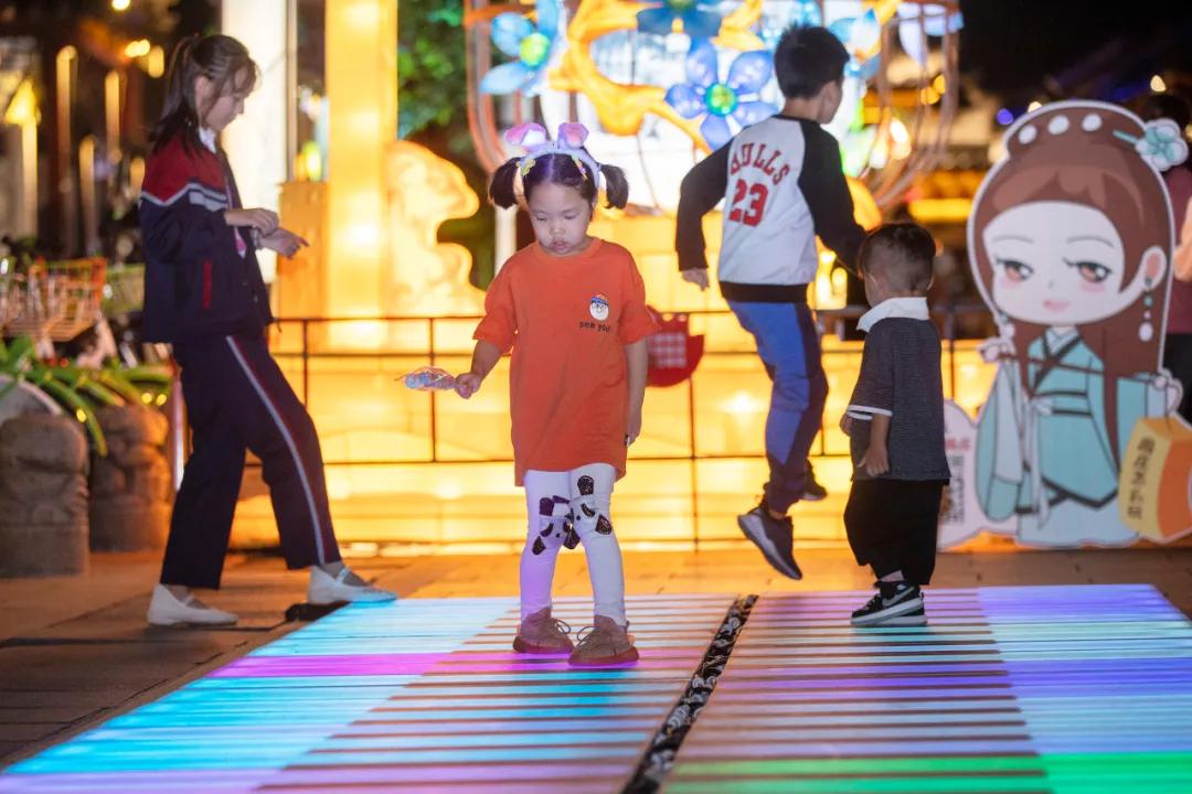 穿汉服赏花灯猜灯谜,苏州周庄古镇汉服