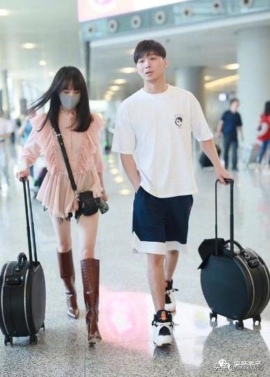 郑爽又㕛叒卖二手货翻车了！这么好圈粉的事她怎么都能做砸？