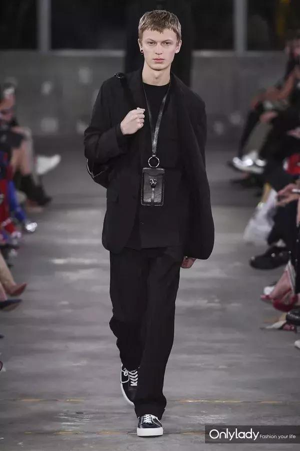 张艺兴valentino东京神图,张艺兴valentino秀场表演