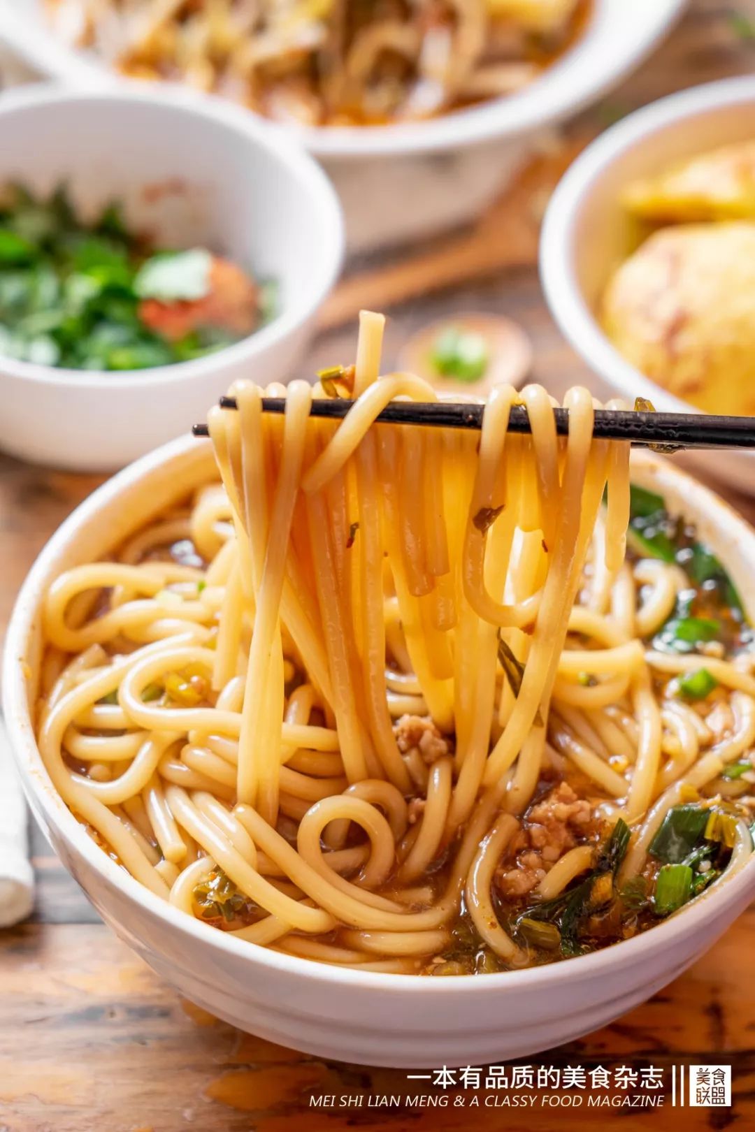 大叔自创鸡蛋饼从2元卖到10元,小伙摆摊卖了3年鸡蛋饼