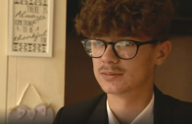 英国男孩长发为什么要剪掉,英国学生被学校开除