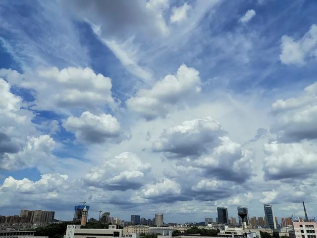 看云卷云舒赏繁星满天,看云卷云舒唯美诗词