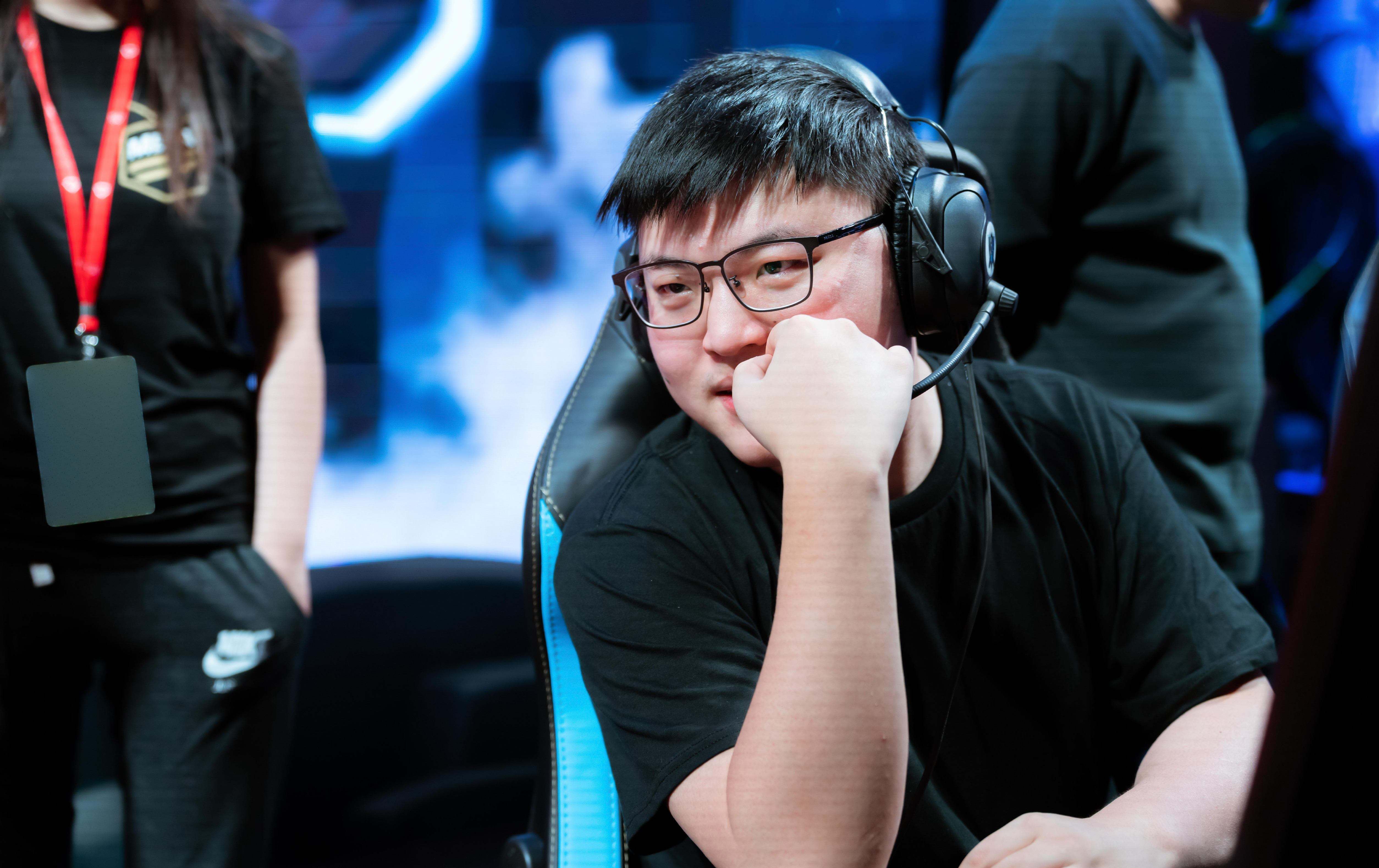 uzi和走a怪的对决,uzi顶替了谁的位置去edg