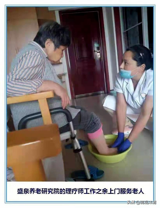 暖心小区众人合力救助倒地老人,暖心老人公园摔伤众多市民救助