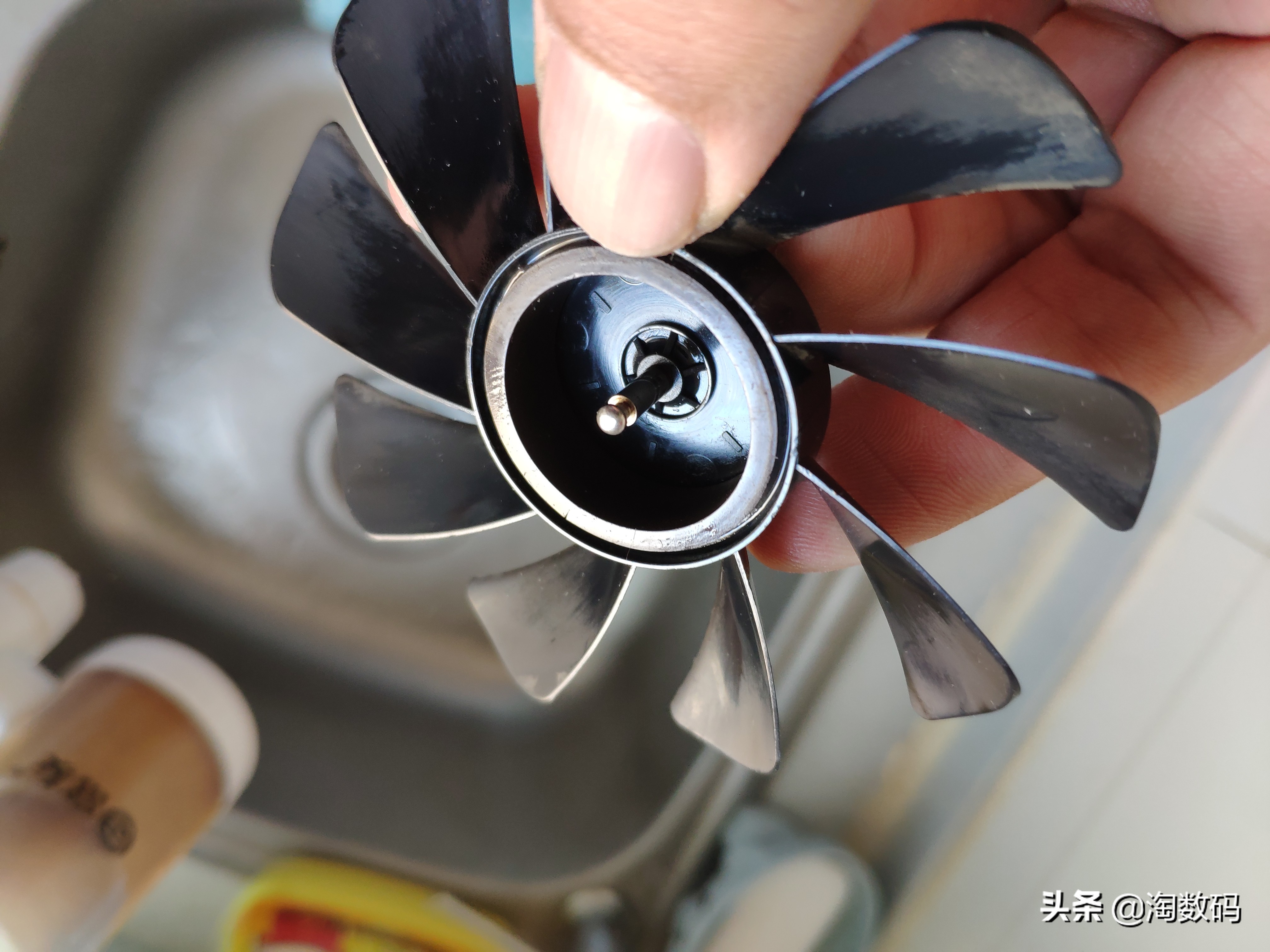 碎纸片卷进显卡风扇轴承？！WD40防锈液+小牙签完美解决咆哮风扇