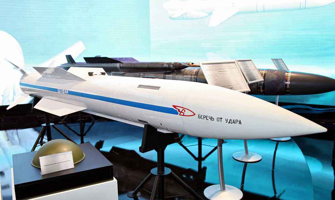 俄罗斯轰炸机携带高超声速导弹,俄罗斯最新型远程战略轰炸机