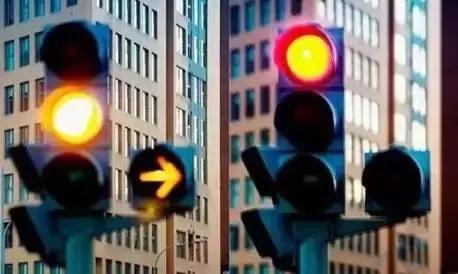 在什么情况下闯黄灯不扣分,怎样才算闯黄灯违章