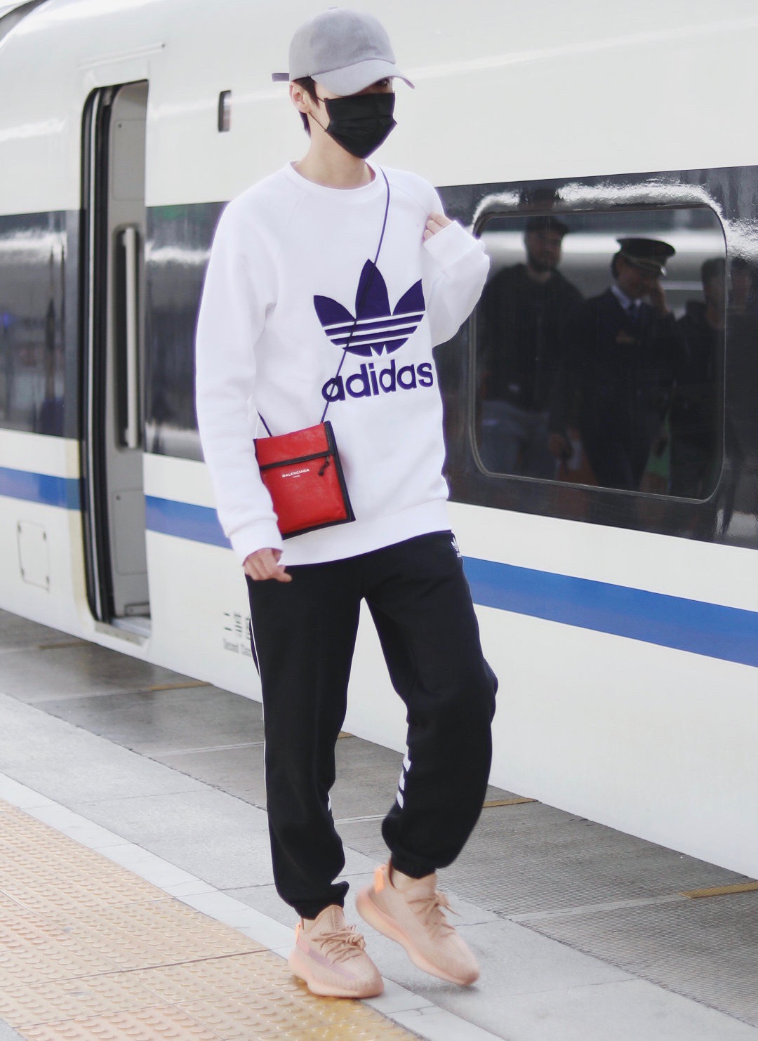 鹿晗红白运动装足球,鹿晗玩足球