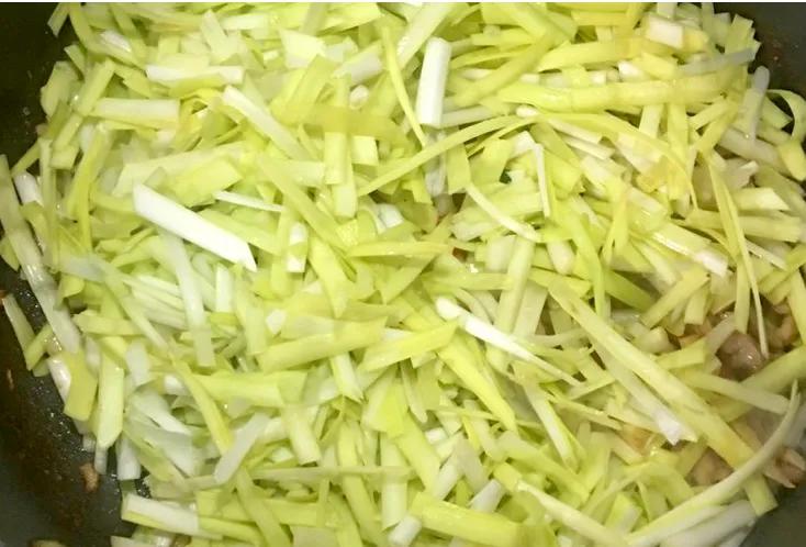 春卷皮怎么煎才酥脆,春卷这样做孩子能吃三碗饭