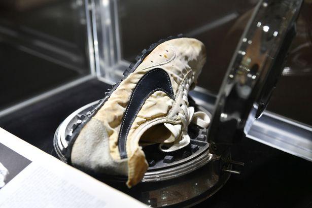 史上最贵的跑鞋冰火两重天,史上最贵的破二跑鞋