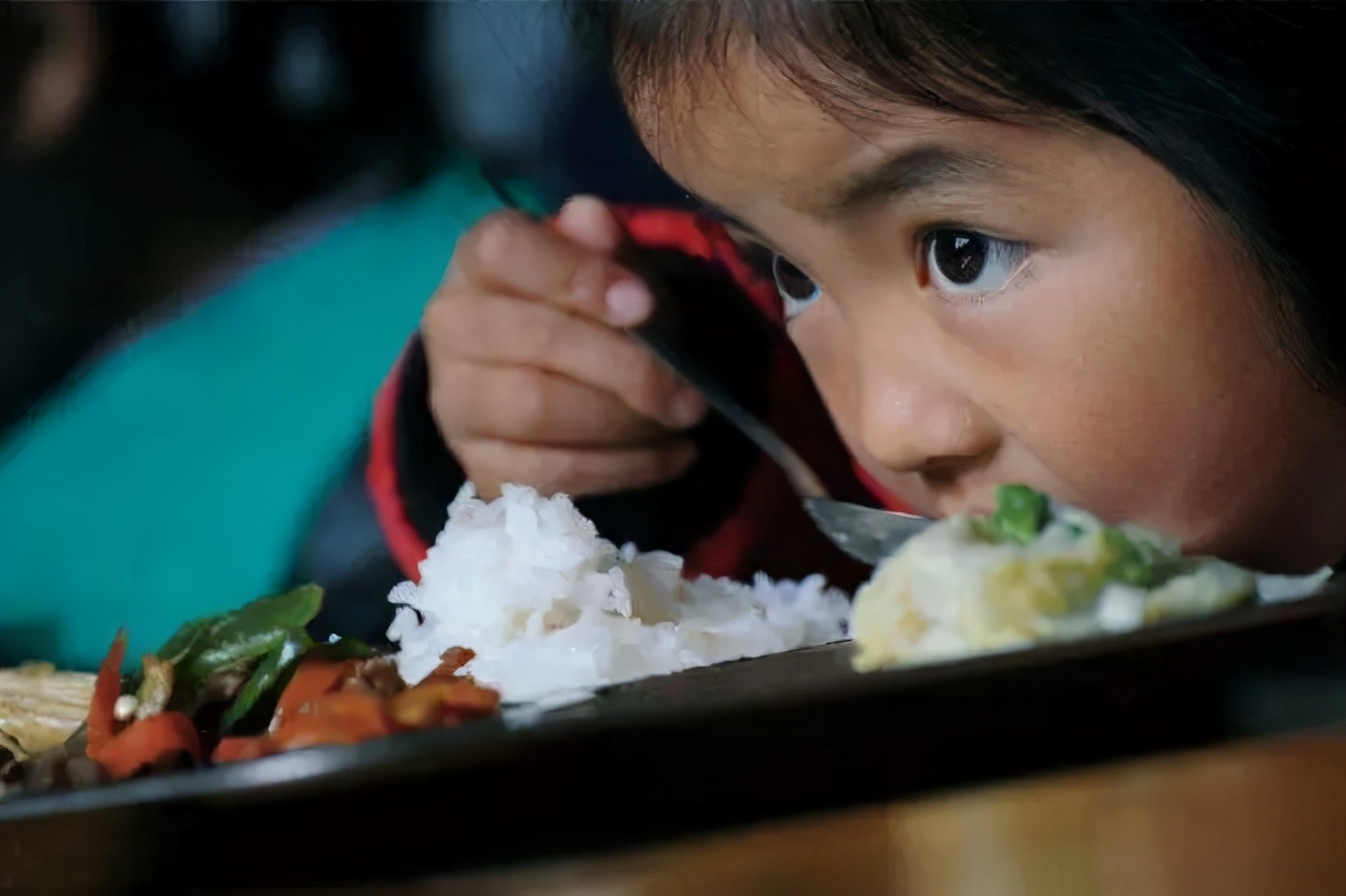 幼儿园孩子吃饭边吃边玩怎么解决,如何改掉小朋友边吃边玩的坏习惯